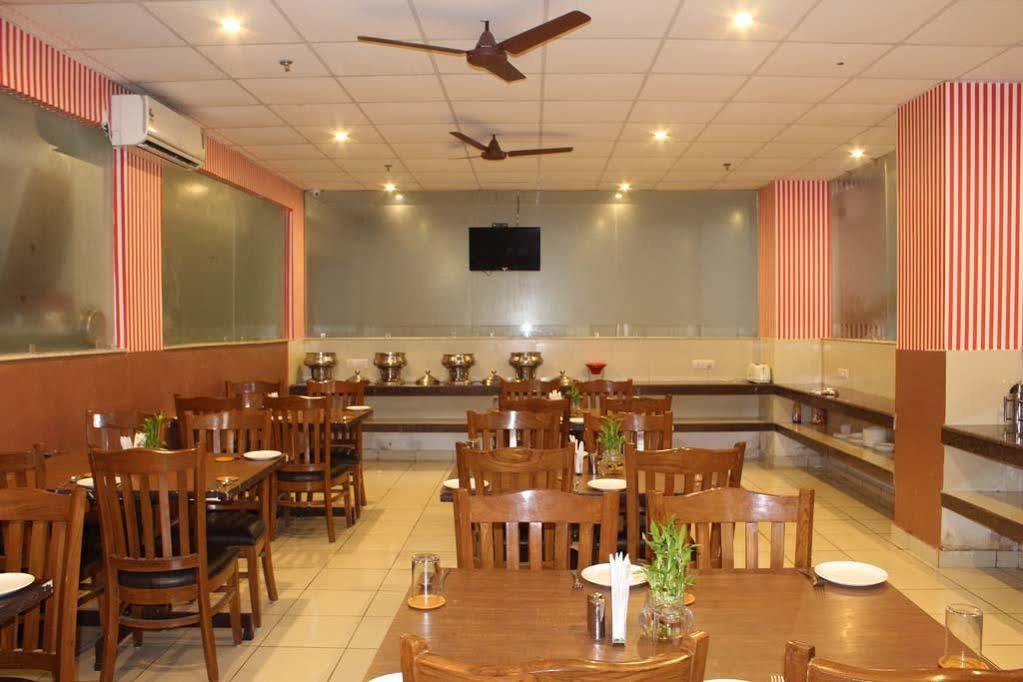 Red Carpet Hotels Noida Exterior photo
