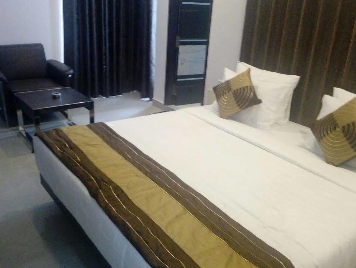 Red Carpet Hotels Noida Exterior photo